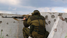 Военнослужащие Народной милиции ЛНР ведут наблюдение на позициях близ линии соприкосновения в Донбассе. Архивное фото Военнослужащие Народной милиции ЛНР ведут наблюдение на позициях близ линии соприкосновения в Донбассе. Архивное фото