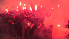 Сторонники батальона Азов жгли дымовые шашки и файеры на митинге у Рады Сторонники батальона Азов жгли дымовые шашки и файеры на митинге у Рады