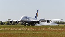 Самолет авиакомпании Lufthansa. Архивное фото Самолет авиакомпании Lufthansa. Архивное фото