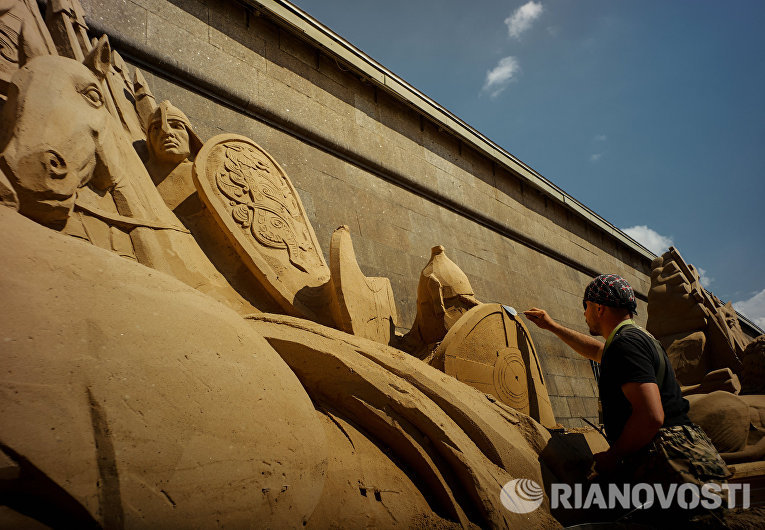 Песчаная скульптура на пляже у Петропавловской крепости в Санкт-Петербурге Песчаная скульптура на пляже у Петропавловской крепости в Санкт-Петербурге