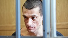 Художник Петр Павленский, обвиняемый в поджоге двери здания ФСБ на Лубянке, в Мещанском суде Москвы во время оглашение приговора Художник Петр Павленский, обвиняемый в поджоге двери здания ФСБ на Лубянке, в Мещанском суде Москвы во время оглашение приговора