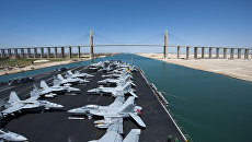 Авианосец ВМС США Harry Truman во время прохода через Суэцкий канал Авианосец ВМС США Harry Truman во время прохода через Суэцкий канал