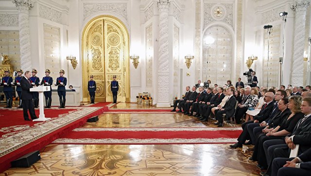 Картинки по запросу путин вручает госпремию