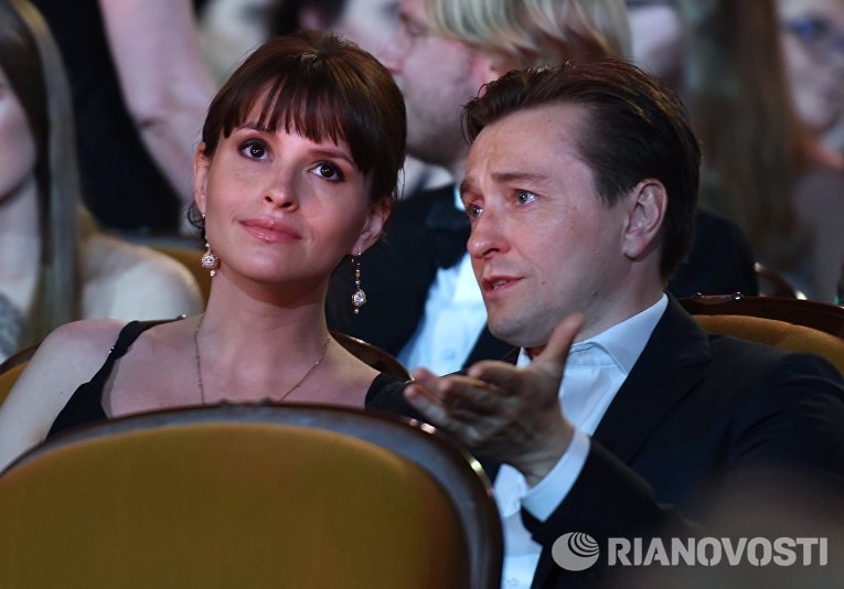 Режиссер Анна Матисон и актер Сергей Безруков на церемонии закрытия 27-го Открытого российского кинофестиваля Кинотавр Режиссер Анна Матисон и актер Сергей Безруков на церемонии закрытия 27-го Открытого российского кинофестиваля Кинотавр