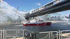Пожарные корабли и вертолеты тушили загоревшийся пешеходный мост в Москве Пожарные корабли и вертолеты тушили загоревшийся пешеходный мост в Москве