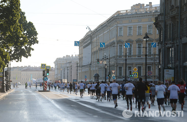 Участники благотворительного забега SPIEF Race бегут по Невскому проспекту в Санкт-Петербурге Участники благотворительного забега SPIEF Race бегут по Невскому проспекту в Санкт-Петербурге
