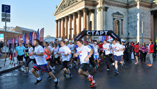Участники благотворительного забега SPIEF Race на старте у Исаакиевского собора Участники благотворительного забега SPIEF Race на старте у Исаакиевского собора