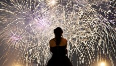 Выпускница одной из московских школ во время празднования Последнего звонка. Архивное фото Выпускница одной из московских школ во время празднования Последнего звонка. Архивное фото