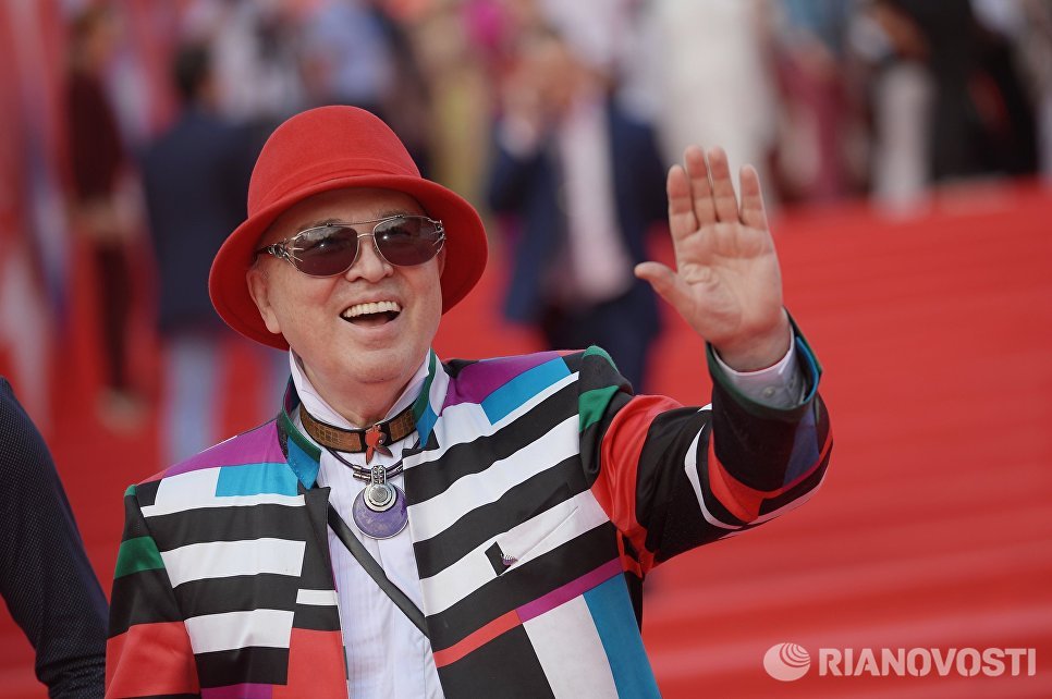 Модельер Вячеслав Зайцев перед началом церемонии закрытия 38-го Московского международного кинофестиваля Модельер Вячеслав Зайцев перед началом церемонии закрытия 38-го Московского международного кинофестиваля