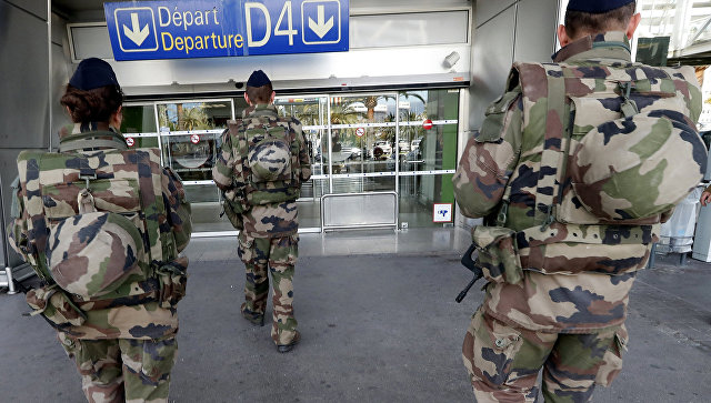 В парижском аэропорту Орли мужчина напал на военный патруль