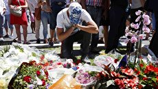 Люди скорбят о жертвах теракта в Ницце, Франция Люди скорбят о жертвах теракта в Ницце, Франция