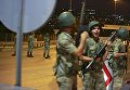 Военные у моста через пролив Босфор в Стамбуле Военные у моста через пролив Босфор в Стамбуле