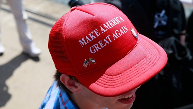 Американского шестиклассника избили в автобусе из-за кепки со слоганом Трампа