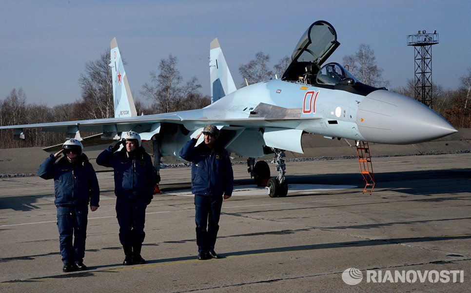 Военные летчики на фоне истребителя Су-35С в истребительном авиационном полку на аэродроме Центральная Угловая в Приморском крае Военные летчики на фоне истребителя Су-35С в истребительном авиационном полку на аэродроме Центральная Угловая в Приморском крае