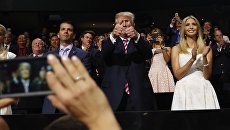 Дональд Трамп с сыном Дональдом-младшим и дочерью Иванкой на съезде Республиканской партии Дональд Трамп с сыном Дональдом-младшим и дочерью Иванкой на съезде Республиканской партии