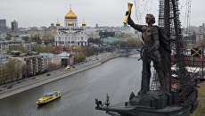 Пассажирский пароход на Москва-реке в районе Пречистенской набережной в Москве Пассажирский пароход на Москва-реке в районе Пречистенской набережной в Москве