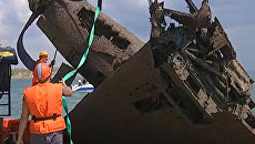 Найденный штурмовик Ил-2 времен ВОВ краном подняли со дна Черного моря Найденный штурмовик Ил-2 времен ВОВ краном подняли со дна Черного моря