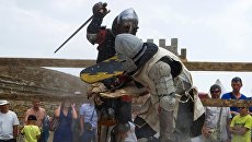 Поединок на рыцарском турнире на Международном Рыцарском Фестивале Генуэзскией шлем в Судаке Поединок на рыцарском турнире на Международном Рыцарском Фестивале Генуэзскией шлем в Судаке