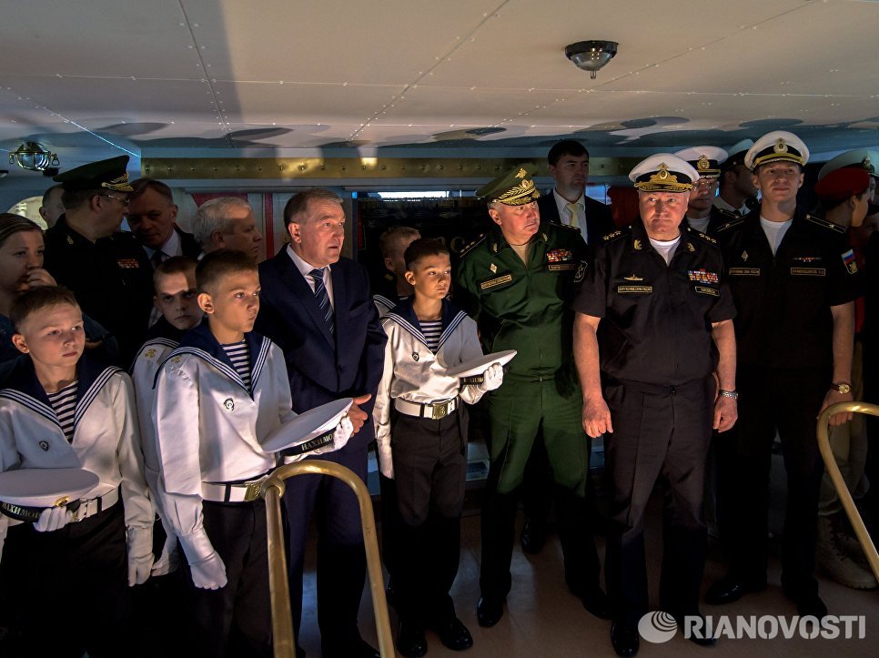 Командир крейсера Аврора, капитан третьего ранга Артем Знаменщиков, главнокомандующий ВМФ РФ, адмирал Владимир Королев и командующий Западным военным округом генерал-полковник Андрей Картаполов Командир крейсера Аврора, капитан третьего ранга Артем Знаменщиков, главнокомандующий ВМФ РФ, адмирал Владимир Королев и командующий Западным военным округом генерал-полковник Андрей Картаполов