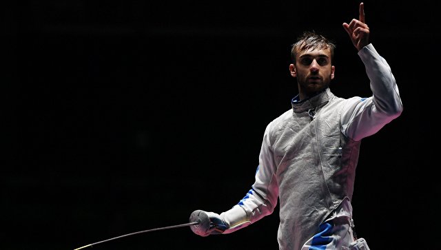 Даниэле Гароццо (Италия) в поединке индивидуального первенства соревнований по фехтованию на рапирах среди мужчин