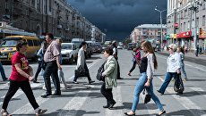 Прохожие идут по пешеходному переходу. Архивное фото Прохожие идут по пешеходному переходу. Архивное фото