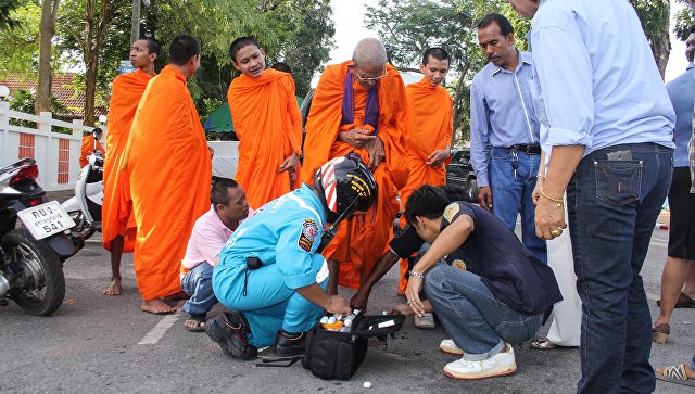 Спасатели и монахи на месте взрыва в Сурат Тхани