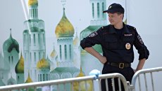 Сотрудник правоохранительных органов в Москве. Архивное фото Сотрудник правоохранительных органов в Москве. Архивное фото