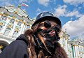 Участник мотофестиваля St.Petersburg Harley® Days во время построения мотопарада на Дворцовой площади Участник мотофестиваля St.Petersburg Harley® Days во время построения мотопарада на Дворцовой площади