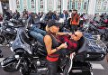 Участники мотофестиваля St.Petersburg Harley® Days во время построения мотопарада на Дворцовой площади Участники мотофестиваля St.Petersburg Harley® Days во время построения мотопарада на Дворцовой площади