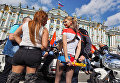 Участники и гости мотофестиваля St.Petersburg Harley® Days во время построения мотопарада на Дворцовой площади Участники и гости мотофестиваля St.Petersburg Harley® Days во время построения мотопарада на Дворцовой площади