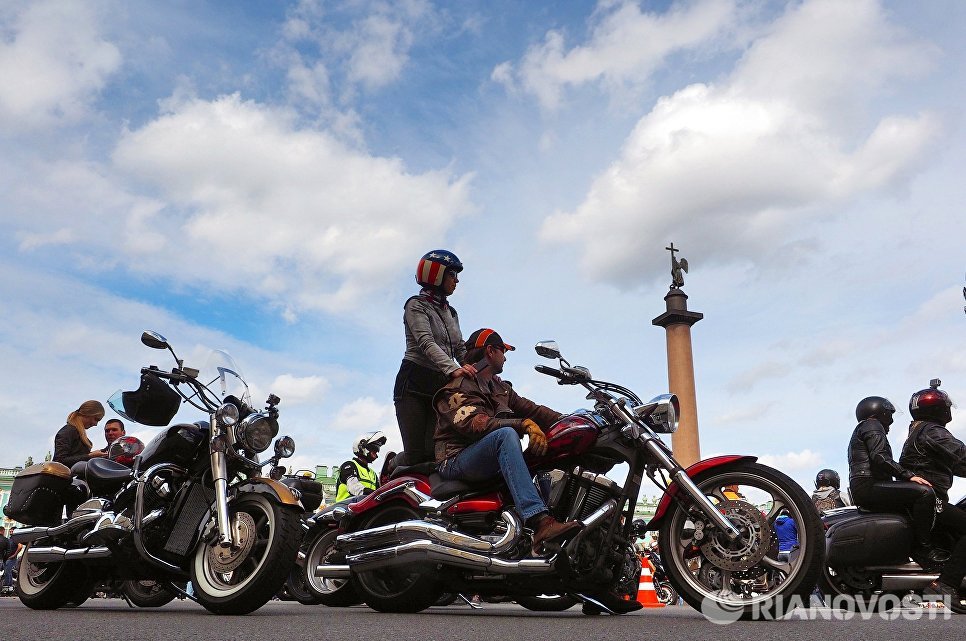 Участники парад мотоциклов в рамках мотофестиваля St.Petersburg Harley® Days на Дворцовой площади Участники парад мотоциклов в рамках мотофестиваля St.Petersburg Harley® Days на Дворцовой площади