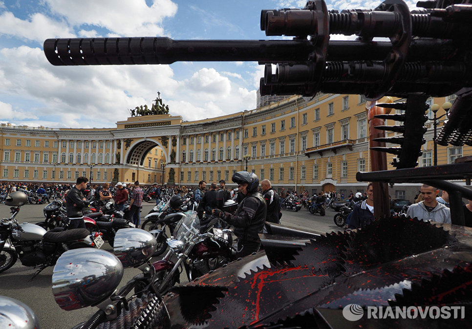 Участники мотофестиваля St.Petersburg Harley® Days во время построения мотопарада на Дворцовой площади Участники мотофестиваля St.Petersburg Harley® Days во время построения мотопарада на Дворцовой площади