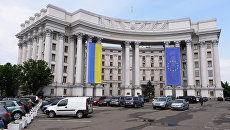 Здание МИДа Украины с национальным флагом Украины и флагом Евросоюза на фасаде Здание МИДа Украины с национальным флагом Украины и флагом Евросоюза на фасаде