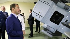 Председатель правительства России Дмитрий Медведев во время осмотра нового корпуса Псковского областного онкологического центра Председатель правительства России Дмитрий Медведев во время осмотра нового корпуса Псковского областного онкологического центра