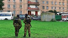 Сотрудники специального отряда быстрого реагирования у одной из многоэтажек Санкт-Петербурга во время спецоперации по задержанию предполагаемых участников бандгрупп Северо-Кавказского региона Сотрудники специального отряда быстрого реагирования у одной из многоэтажек Санкт-Петербурга во время спецоперации по задержанию предполагаемых участников бандгрупп Северо-Кавказского региона