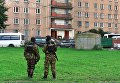 Сотрудники специального отряда быстрого реагирования у одной из многоэтажек Санкт-Петербурга во время спецоперации по задержанию предполагаемых участников бандгрупп Северо-Кавказского региона Сотрудники специального отряда быстрого реагирования у одной из многоэтажек Санкт-Петербурга во время спецоперации по задержанию предполагаемых участников бандгрупп Северо-Кавказского региона