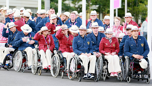 Российская паралимпийская сборная во время церемонии подъема флага России в Паралимпийской деревне в Лондоне. Архивное фото