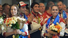 Олимпийские чемпионки по художественной гимнастике Вера Бирюкова и Маргарита Мамун во время церемонии встречи в аэропорту Шереметьево Олимпийские чемпионки по художественной гимнастике Вера Бирюкова и Маргарита Мамун во время церемонии встречи в аэропорту Шереметьево