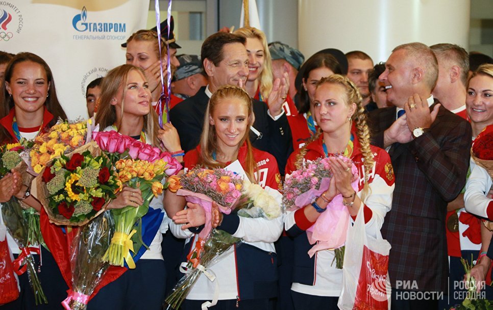 Президент Олимпийского комитета России Александр Жуков и члены олимпийской сборной России во время церемонии встречи в аэропорту Шереметьево Президент Олимпийского комитета России Александр Жуков и члены олимпийской сборной России во время церемонии встречи в аэропорту Шереметьево