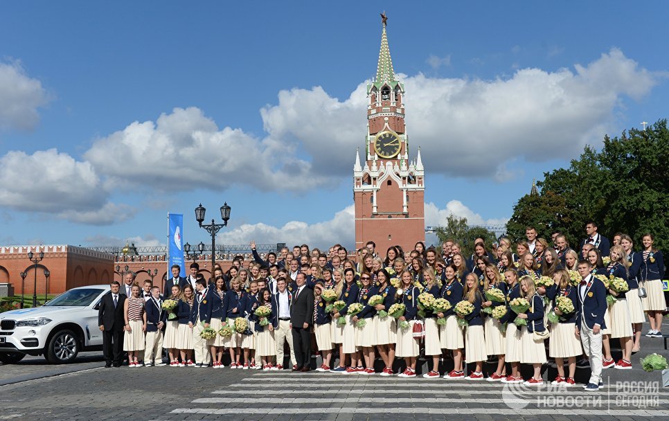 Церемония вручения премьер-министром РФ Д. Медведевым автомобилей победителям и призерам Игр XXXI Олимпиады в Рио-де-Жанейро. 25 августа 2016 Церемония вручения премьер-министром РФ Д. Медведевым автомобилей победителям и призерам Игр XXXI Олимпиады в Рио-де-Жанейро. 25 августа 2016