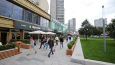 Прохожие на реконструированном Новом Арбате в Москве. Архивное фото Прохожие на реконструированном Новом Арбате в Москве. Архивное фото
