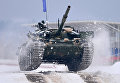 Танк Т-72 на дистанции соревнований отборочного этапа конкурса Танковый биатлон-2016 Танк Т-72 на дистанции соревнований отборочного этапа конкурса Танковый биатлон-2016