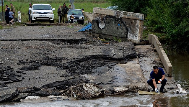 В Приморье инженеры ВВО выявляют поврежденные участки дорог и мостов