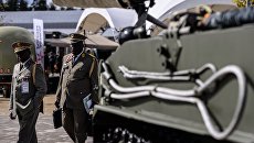 Посетители знакомятся с образцами военной техники, представленной в открытой экспозиции на Международном военно-техническом форуме АРМИЯ-2016 Посетители знакомятся с образцами военной техники, представленной в открытой экспозиции на Международном военно-техническом форуме АРМИЯ-2016