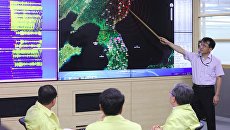 Офицер южнокорейской армии у карты Корейского полуострова с отмеченным местом сейсмособытия в КНДР. Архивное фото Офицер южнокорейской армии у карты Корейского полуострова с отмеченным местом сейсмособытия в КНДР. Архивное фото