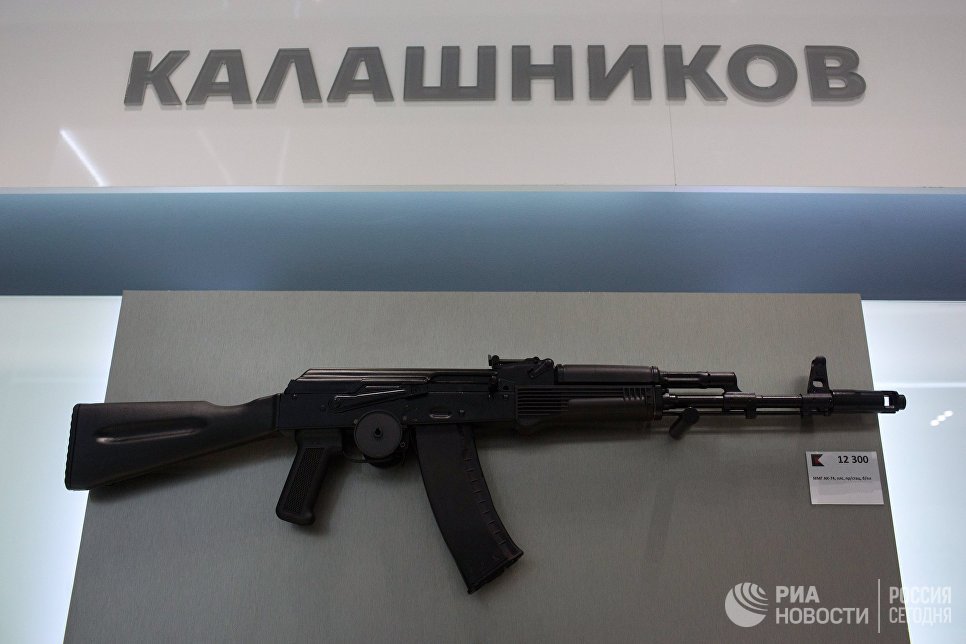 Автомат АК-74 на витрине магазина концерна Калашников Автомат АК-74 на витрине магазина концерна Калашников