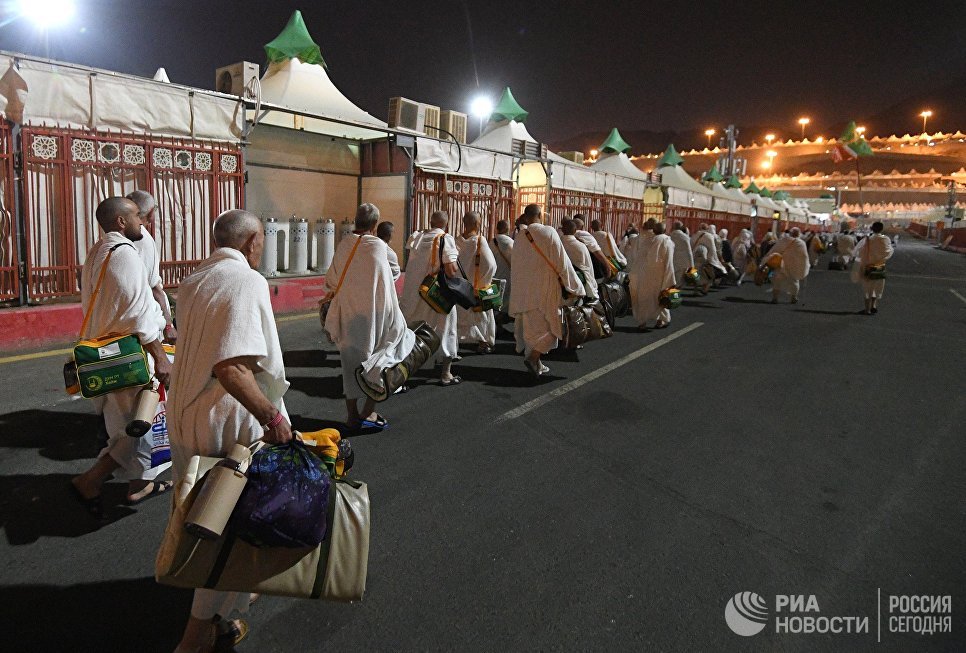 Группа паломников из России в палаточном лагере в Мине Группа паломников из России в палаточном лагере в Мине