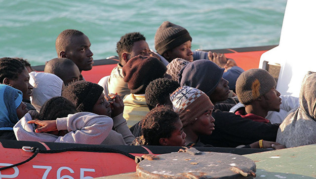 Нелегальные мигранты, спасенные после крушения судна в водах Ливии, на лодке береговой охраны Италии. Архивное фото