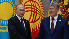 Президент РФ Владимир Путин и президент Киргизии Алмазбек Атамбаев. Архивное фото Президент РФ Владимир Путин и президент Киргизии Алмазбек Атамбаев. Архивное фото
