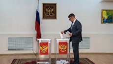 Избиратель голосует в единый день голосования на избирательном участке № 8125 в Российском центре науки и культуры в Астане Избиратель голосует в единый день голосования на избирательном участке № 8125 в Российском центре науки и культуры в Астане